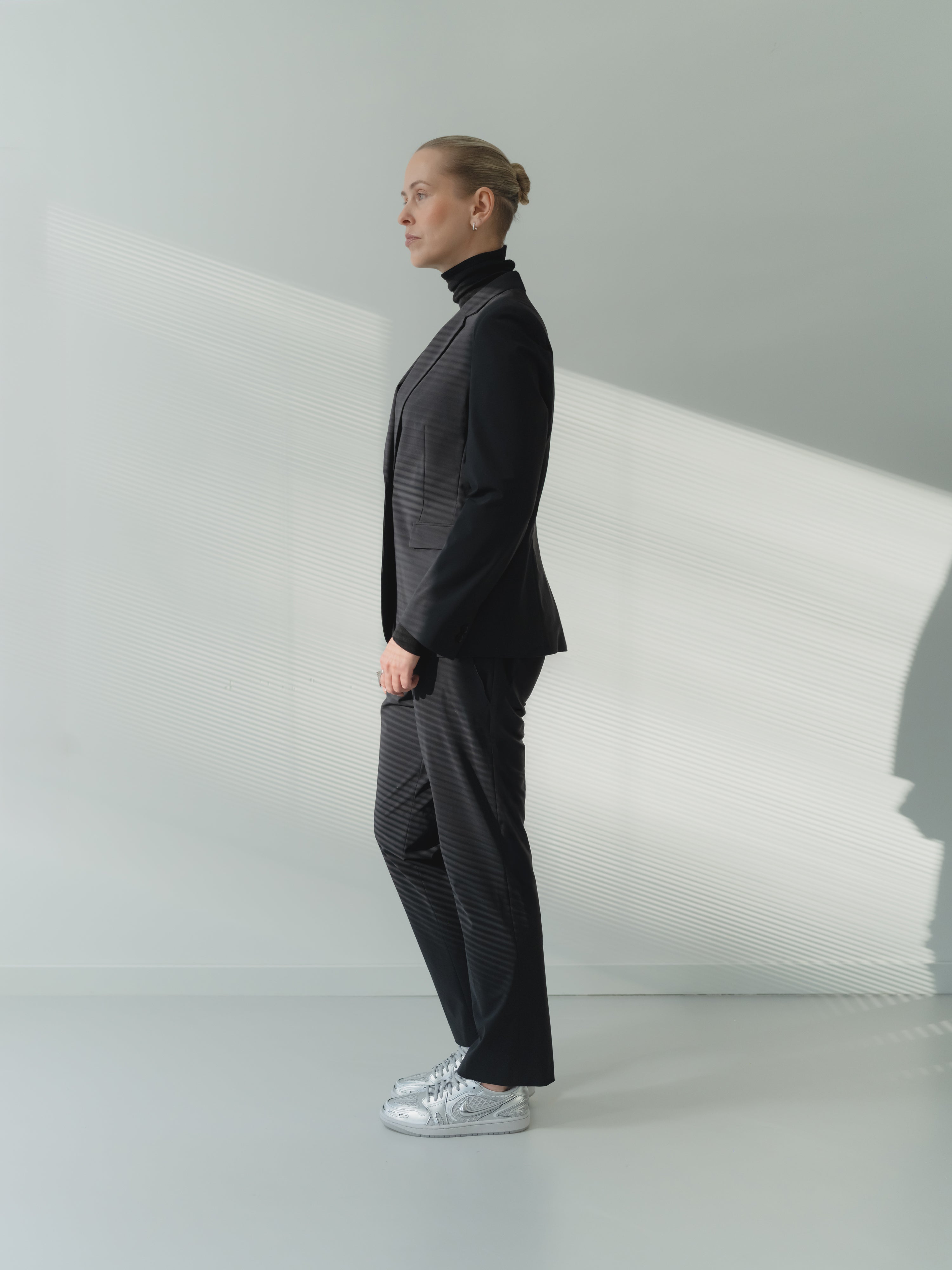 Black ultra-light women’s performance suit in stretch technical fabric with notch lapel. Single breasted, regular fit.