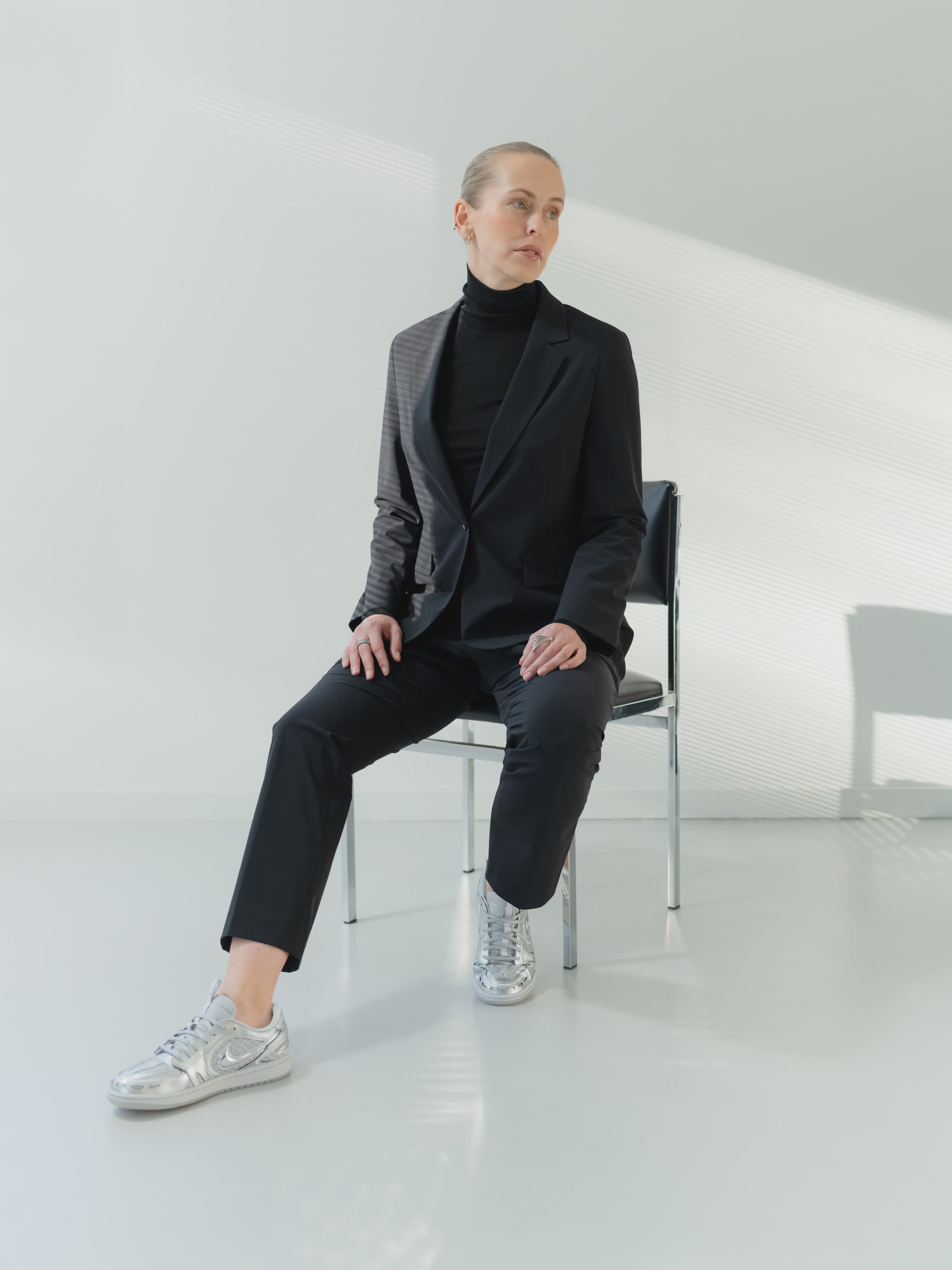 Black ultra-light women’s performance suit in stretch technical fabric with notch lapel. Single breasted, regular fit.