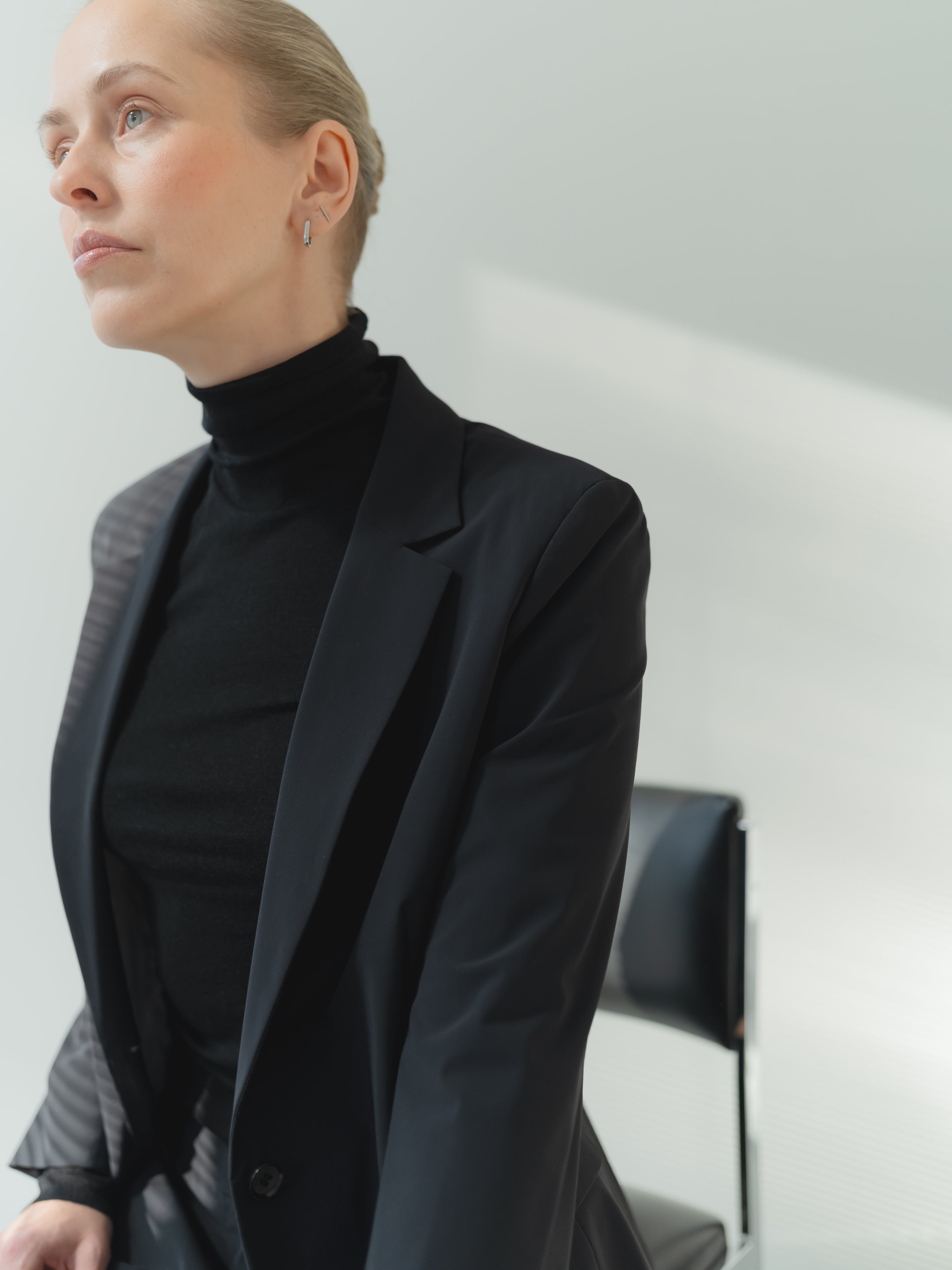Black ultra-light women’s performance blazer in stretch technical fabric with notch lapel. Single breasted, regular fit.