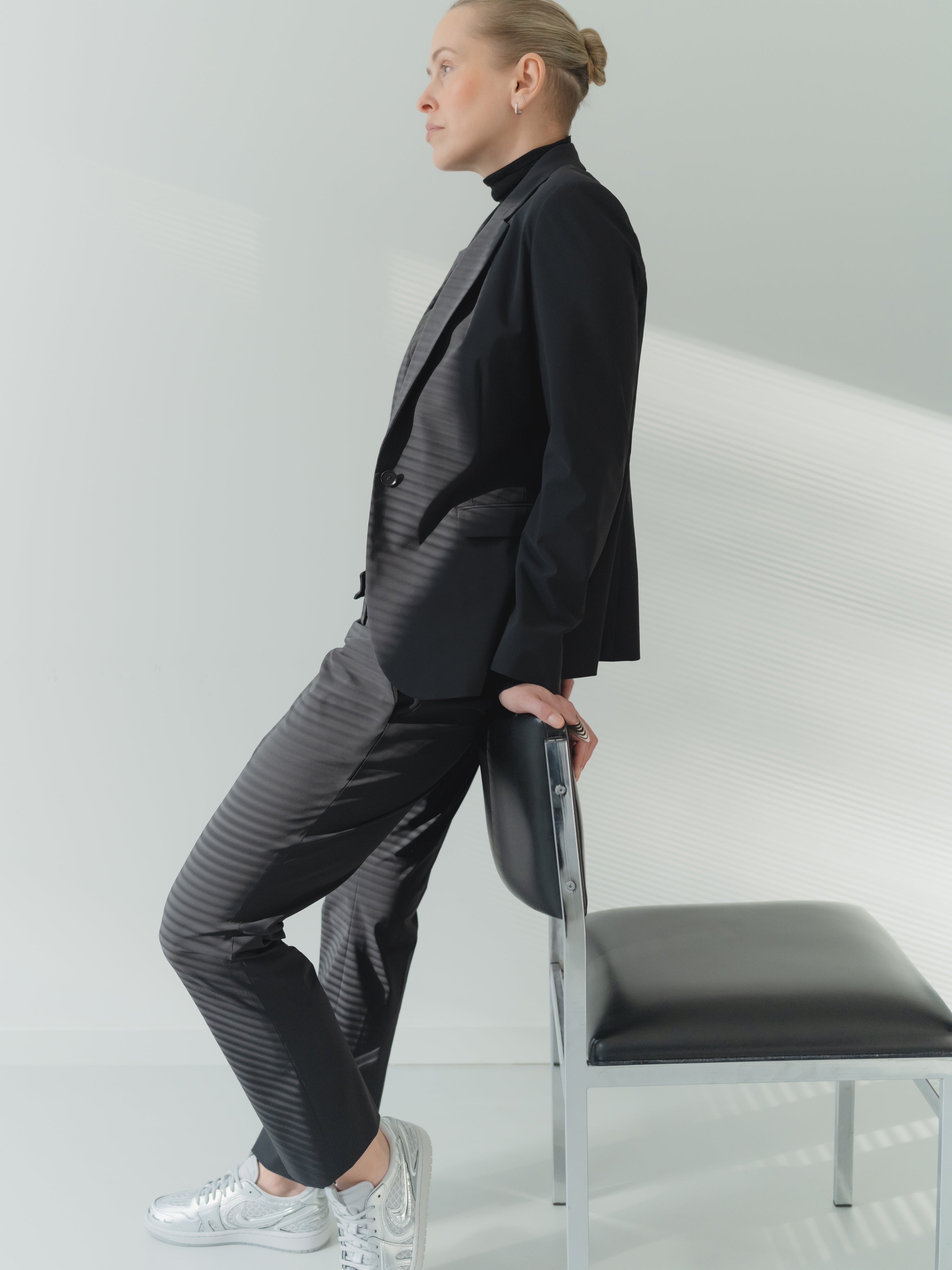 Black ultra-light women’s power stretch performance suit in stretch technical fabric with notch lapel. Single breasted, regular fit.