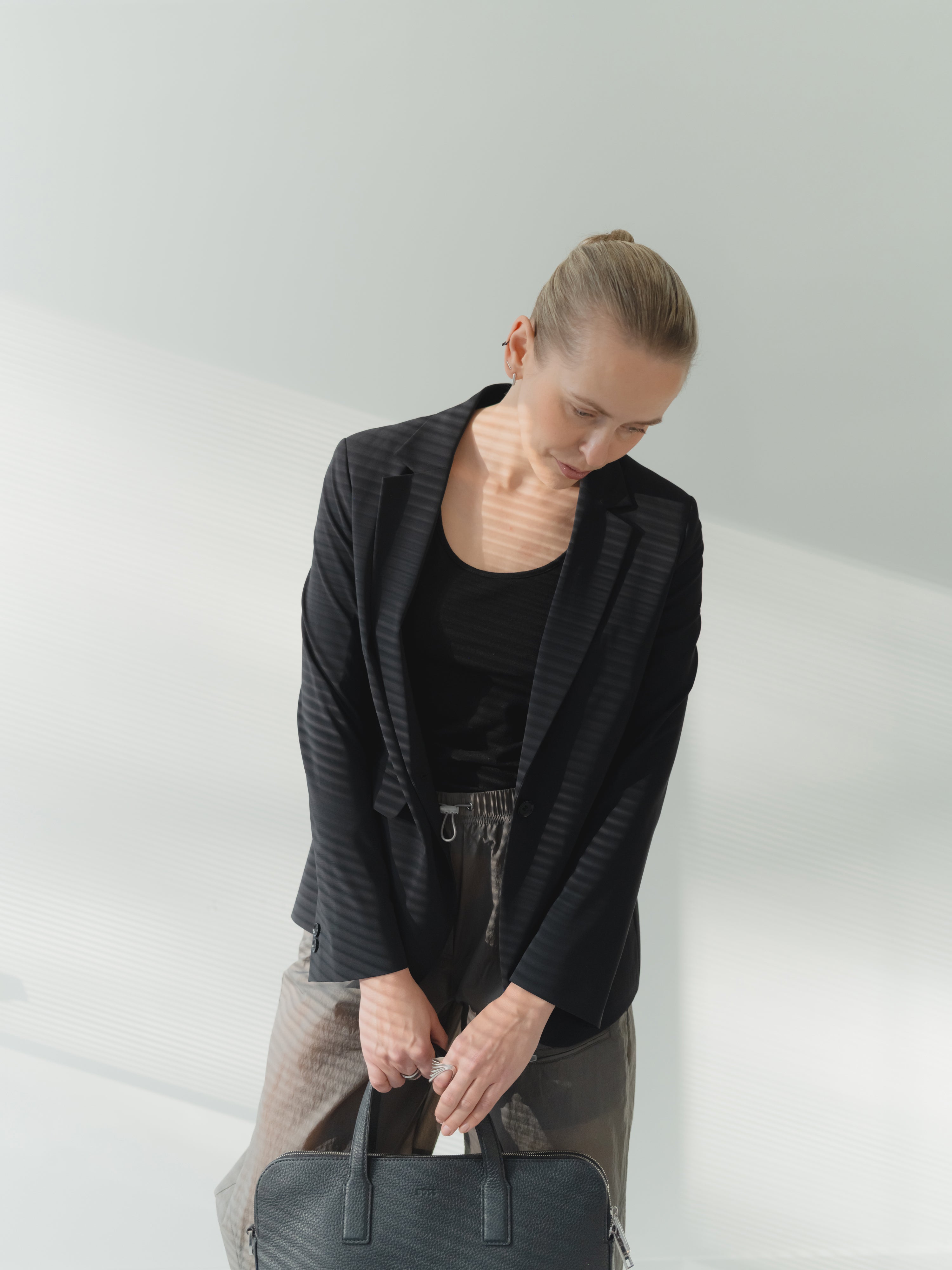 Black ultra-light women’s power stretch performance blazer in stretch technical fabric with notch lapel. Single breasted, regular fit.