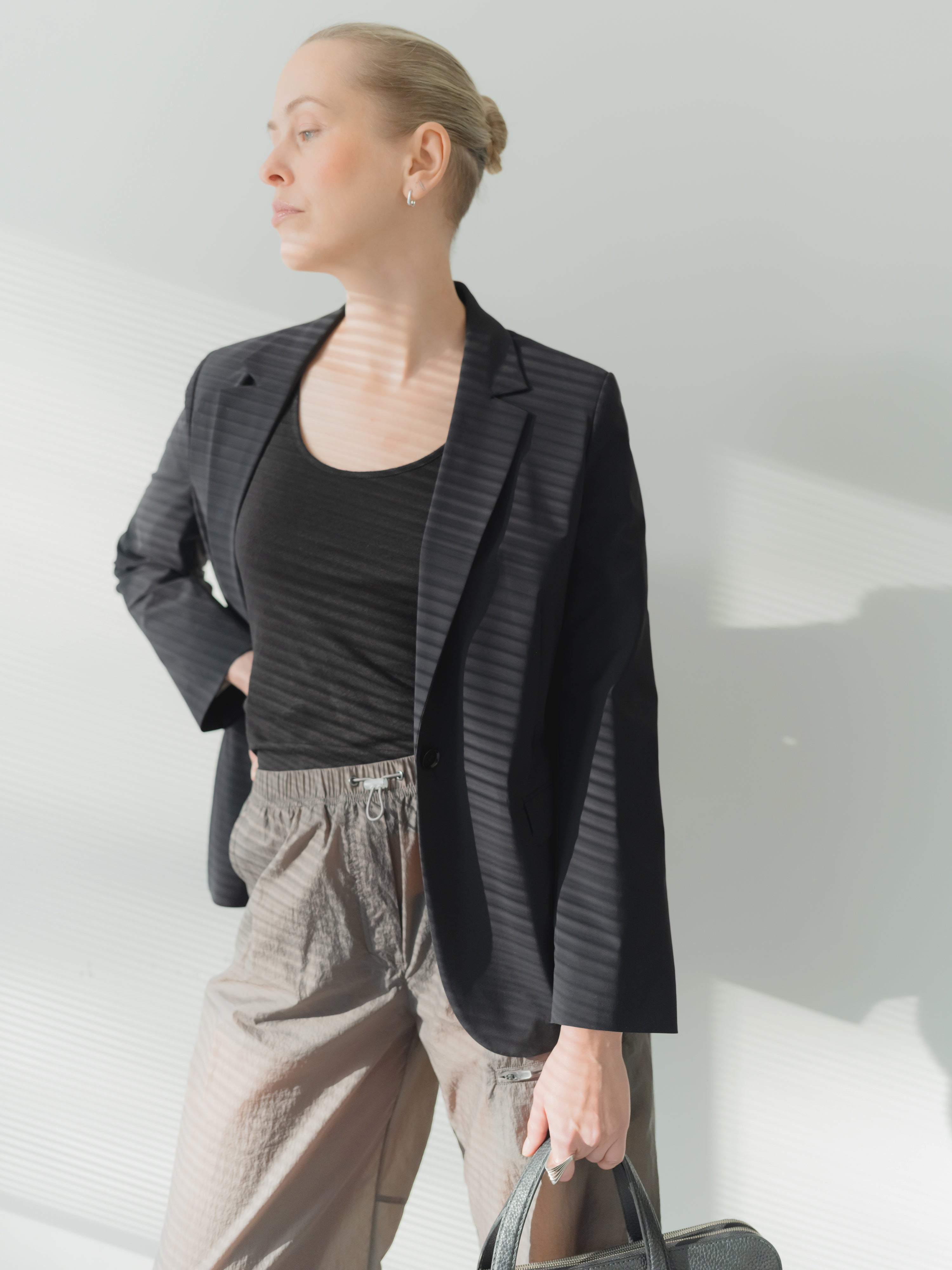 Black ultra-light women’s power stretch performance blazer in stretch technical fabric with notch lapel. Single breasted, regular fit.