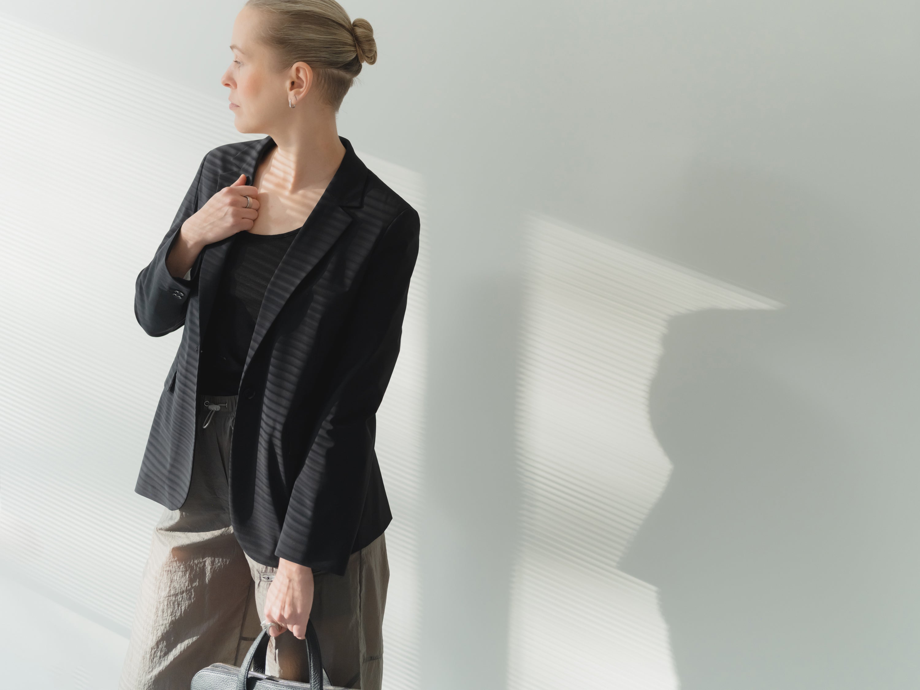 Black ultra-light women’s power stretch performance blazer in stretch technical fabric with notch lapel. Single breasted, regular fit.