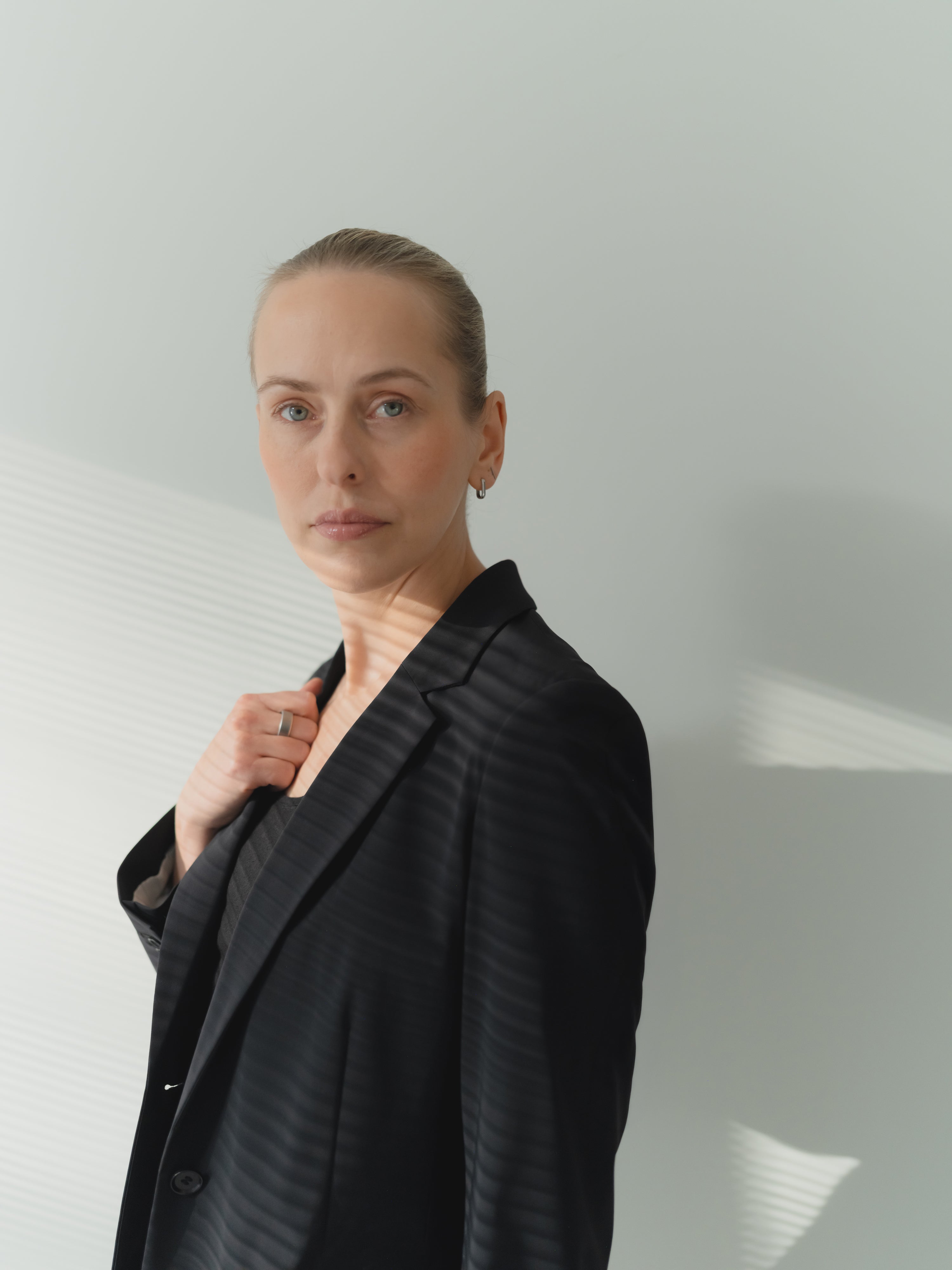 Black ultra-light women’s power stretch performance blazer in stretch technical fabric with notch lapel. Single breasted, regular fit.