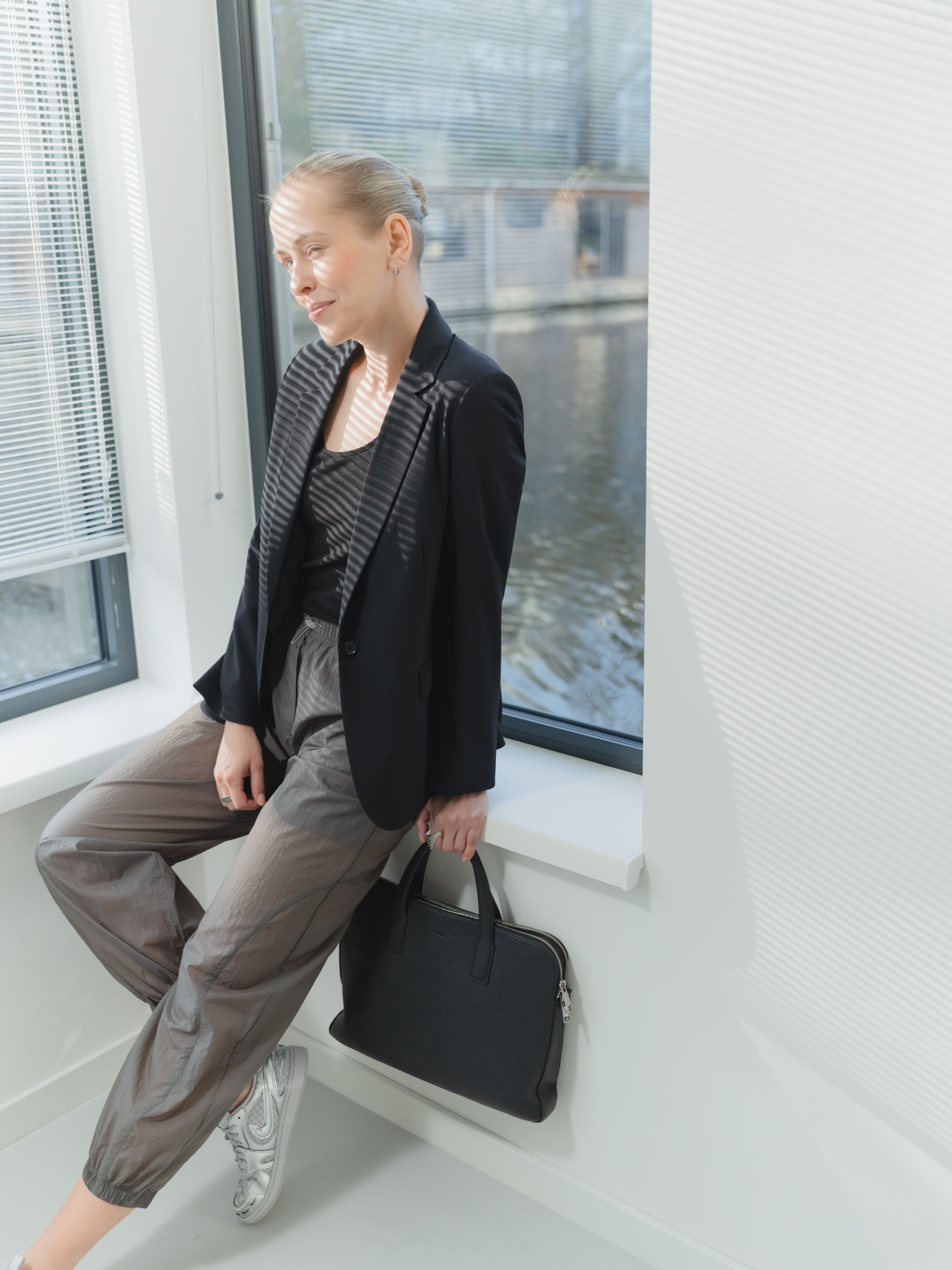 Black ultra-light women’s power stretch performance blazer in stretch technical fabric with notch lapel. Single breasted, regular fit.