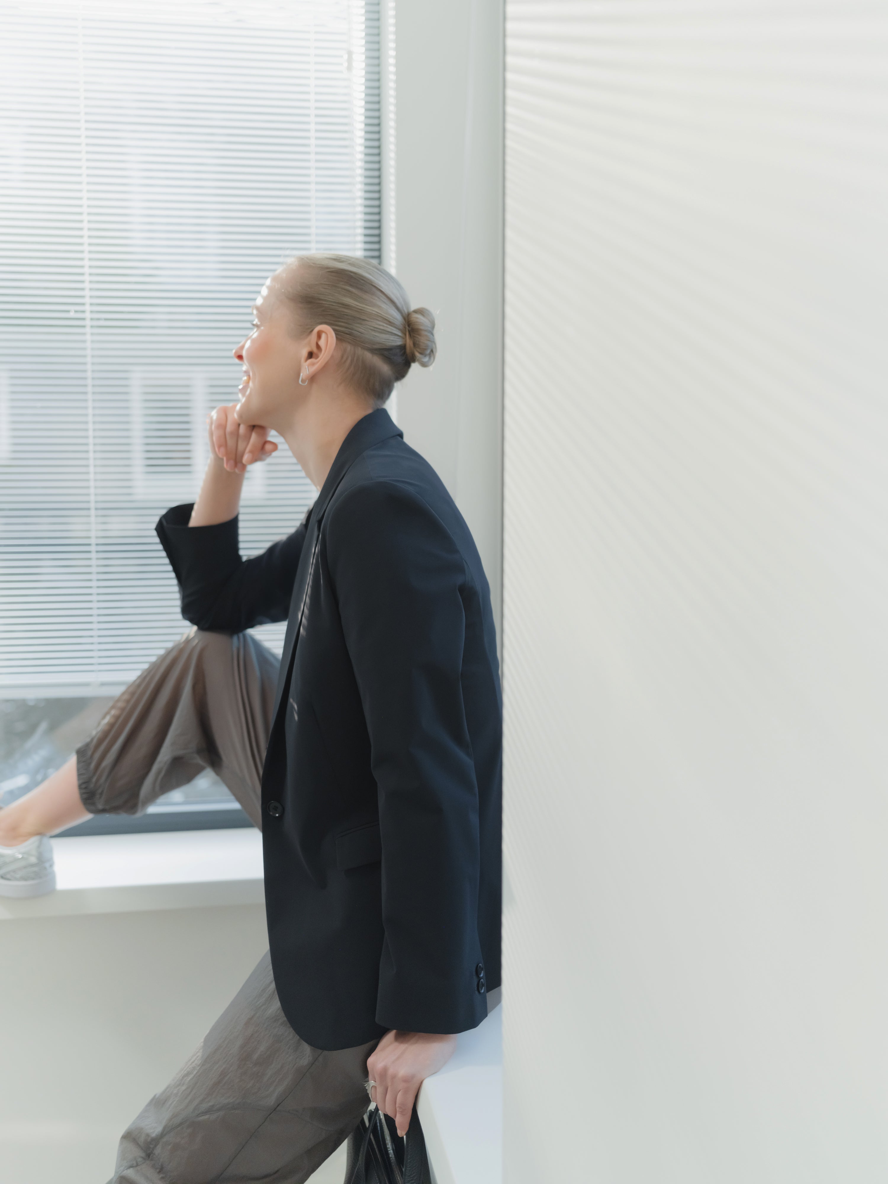 black made to measure women's blazer in tech-performance stretch fabric by Novem Studio