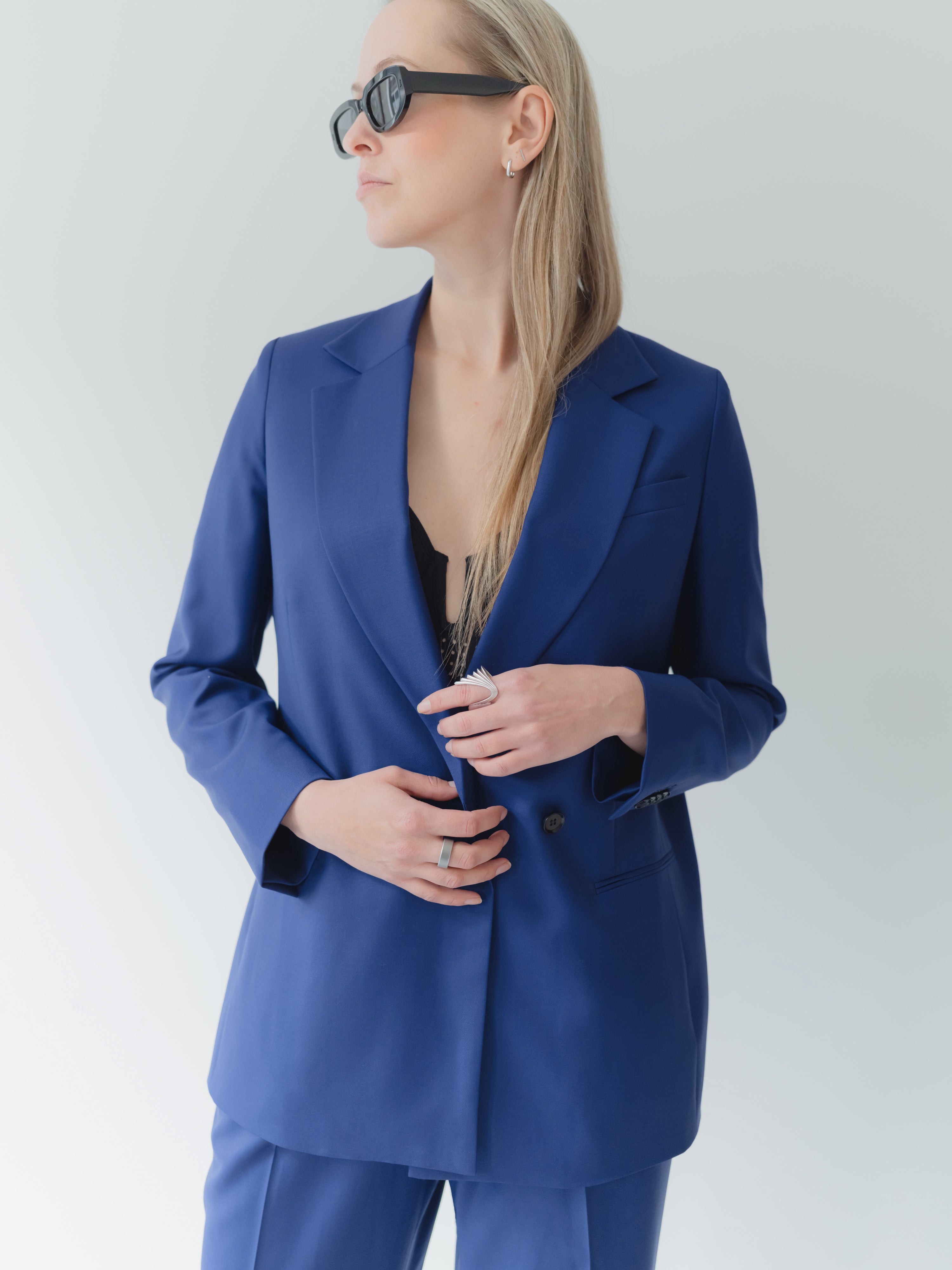 blue made to measure women's double breasted blazer by Novem Studio if Super 110 ' S fabric vorm Vitale Barberis Canonico