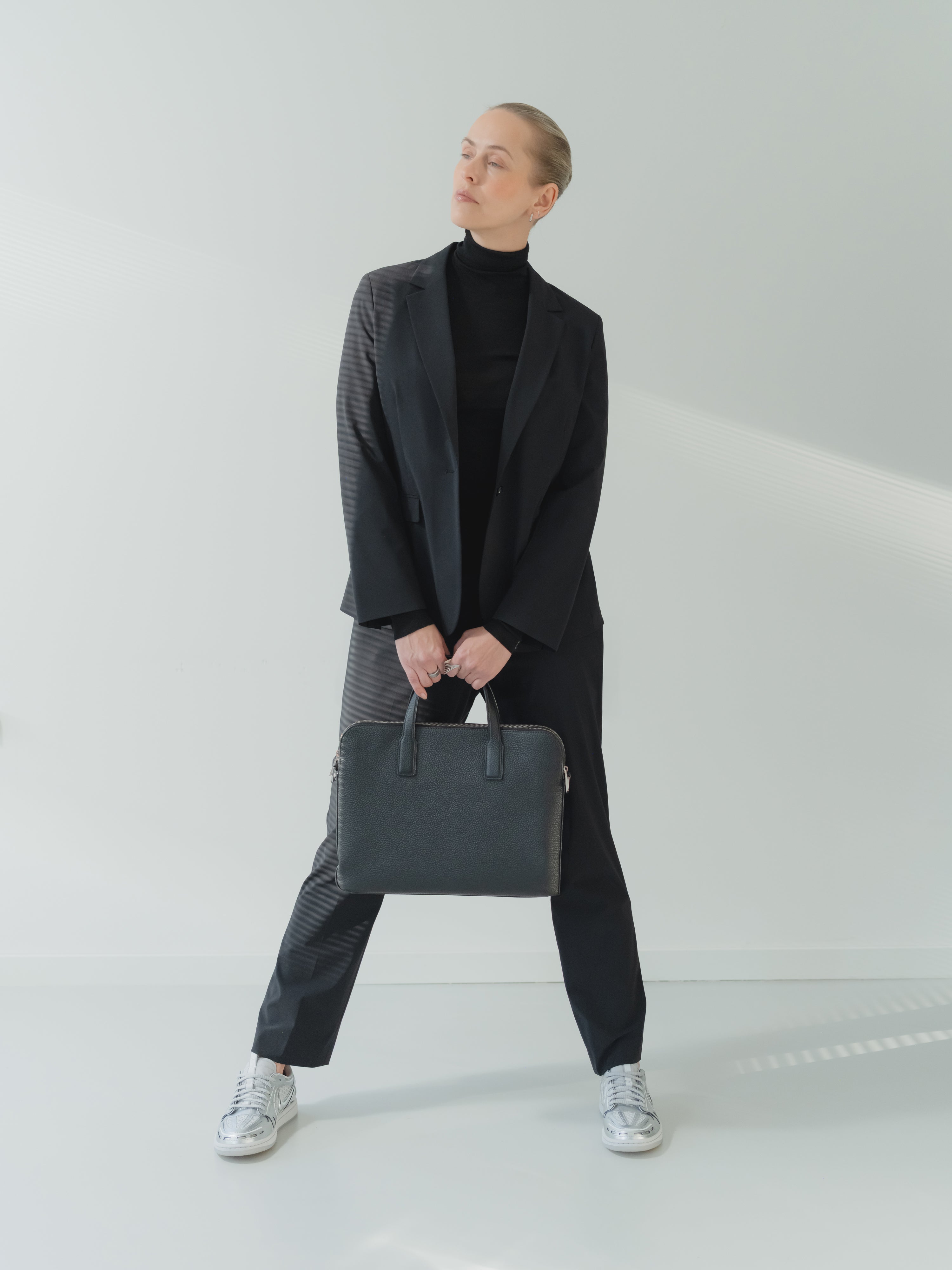 Black ultra-light women’s power stretch performance suit in stretch technical fabric with notch lapel. Single breasted, regular fit.