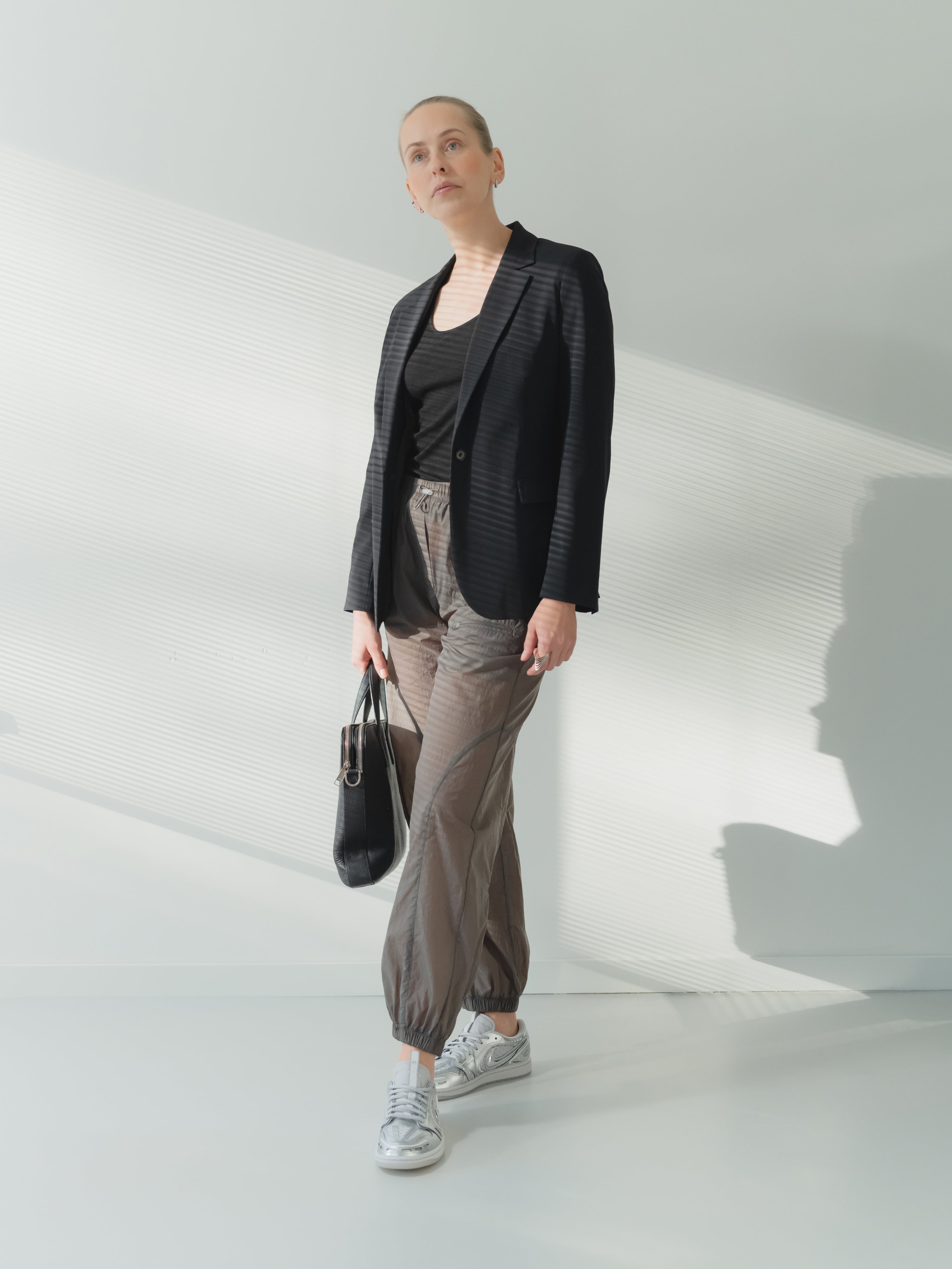 Black ultra-light women’s power stretch performance blazer in stretch technical fabric with notch lapel. Single breasted, regular fit.